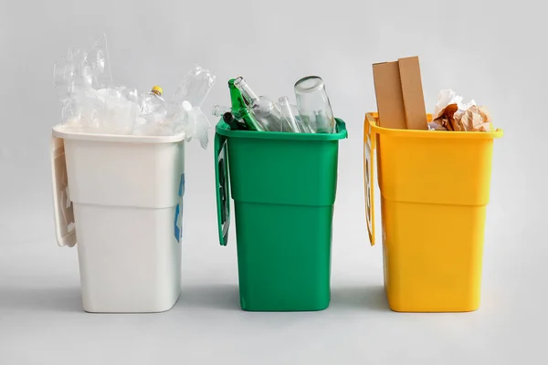 Recipientes Com Diferentes Tipos Lixo Fundo Claro Conceito Reciclagem — Fotografia de Stock