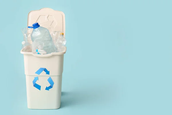 Recipiente Para Lixo Com Plástico Sobre Fundo Azul Claro Conceito — Fotografia de Stock