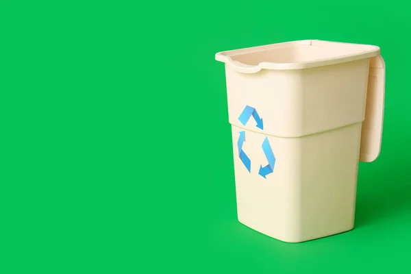 Müllcontainer Auf Grünem Hintergrund Recyclingkonzept — Stockfoto