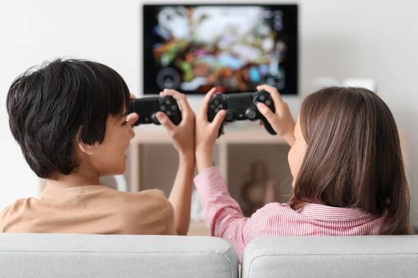 Kleine Kinderen Spelen Videospel Thuis Achteraanzicht — Stockfoto