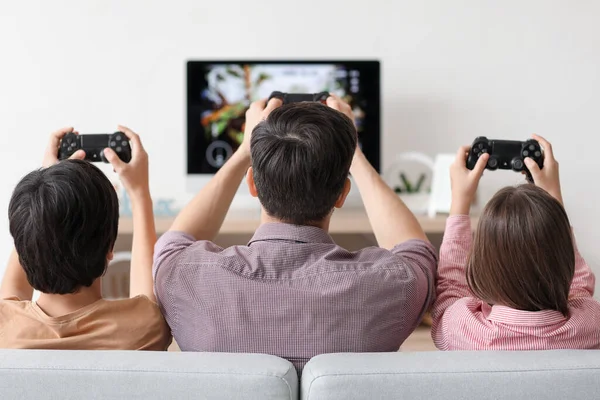 Padre Con Sus Hijos Pequeños Jugando Videojuegos Casa Vista Trasera —  Fotos de Stock