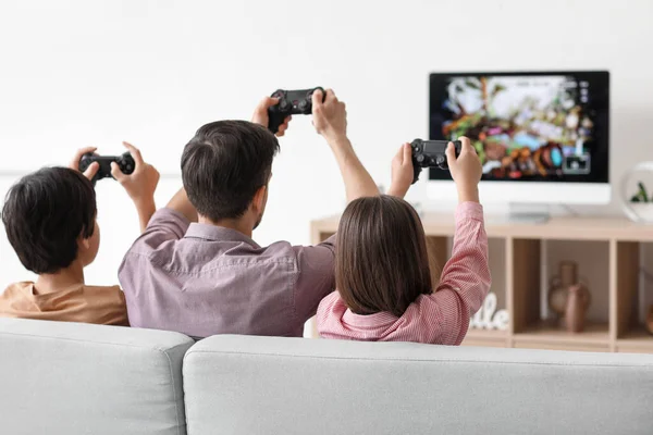 Pai Com Seus Filhos Pequenos Jogando Videogame Casa Visão Traseira — Fotografia de Stock