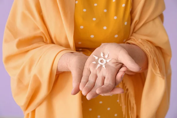 Senior Woman Sun Made Sunscreen Cream Lilac Background Closeup — Stock Photo, Image