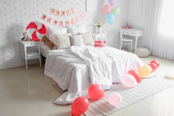 房间的内部装饰有气球 松果和花环 以庆祝生日 — 图库照片