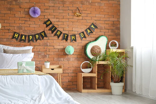 Interior Del Dormitorio Decorado Para Fiesta Cumpleaños Con Piñata Globos — Foto de Stock