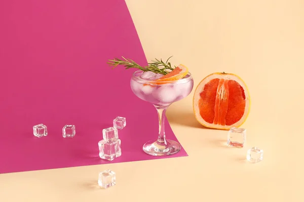 Gin Violet Tonique Servi Avec Des Glaçons Sur Fond Couleur — Photo
