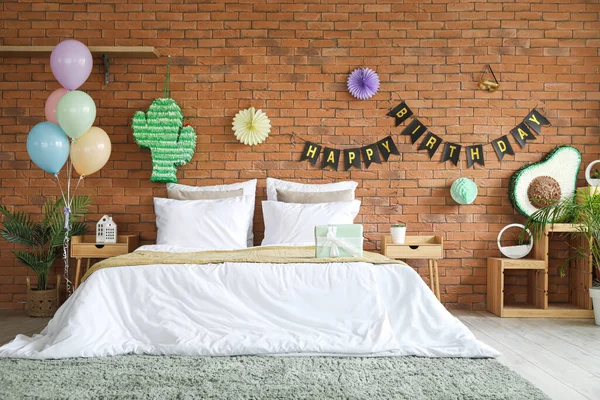 睡房室内装饰有羽扇豆 气球和花环作为生日礼物 — 图库照片