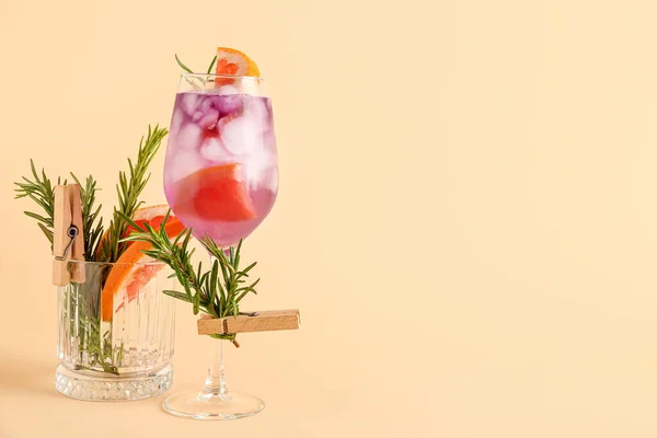 Bicchiere Vino Gin Tonico Viola Con Rosmarino Sfondo Beige — Foto Stock