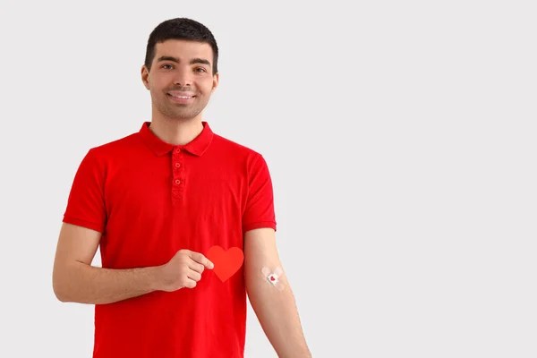Donante Sangre Joven Con Parches Médicos Aplicados Corazón Papel Sobre — Foto de Stock