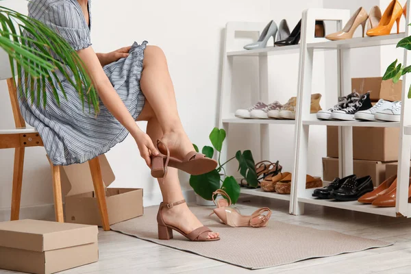 Женщина Примеряет Стильные Сандалии Обувном Магазине — стоковое фото