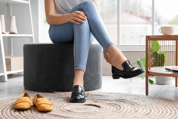 Mujer Probándose Zapatos Negros Con Estilo Boutique — Foto de Stock