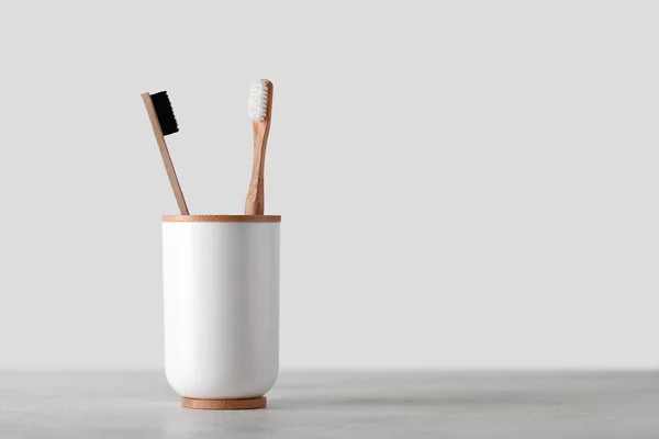 Beyaz Masanın Üzerinde Bambu Diş Fırçası Olan Tutucu — Stok fotoğraf