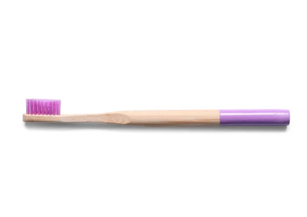 白い背景に孤立した竹製歯ブラシ — ストック写真