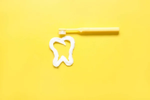 Sarı Arkaplanda Fırçalı Beyaz Macundan Yapılmış Diş — Stok fotoğraf
