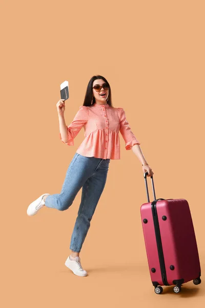 Junge Frau Mit Pass Und Koffer Auf Beigem Hintergrund — Stockfoto