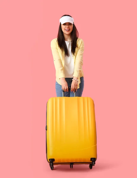 Junge Frau Mit Koffer Auf Rosa Hintergrund — Stockfoto