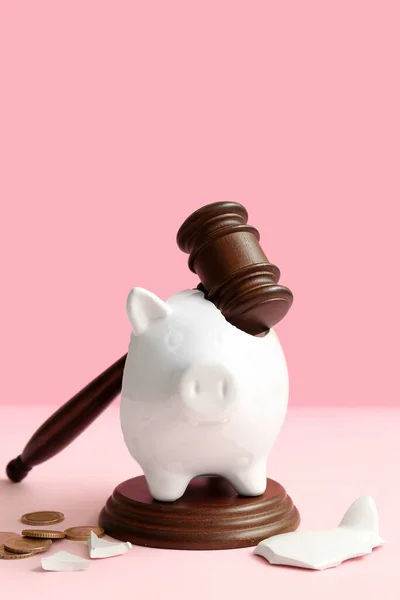 ピンクの背景に裁判官のギャベルとお金を持つ壊れた貯金箱 破産概念 — ストック写真