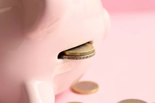 ピンクの背景にお金と貯金箱 破産概念 — ストック写真