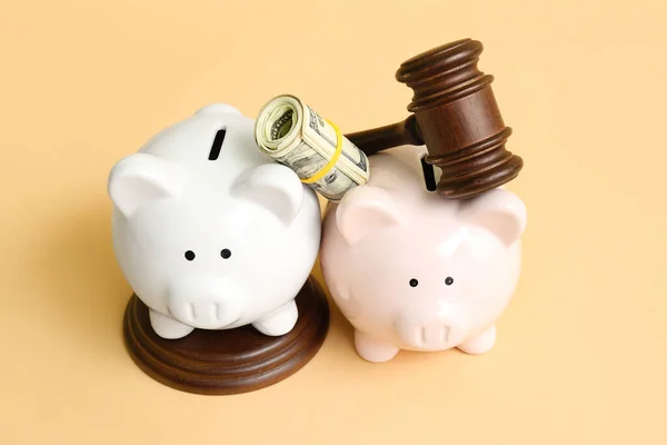 Piggy Bank Dengan Hakim Gavel Dan Uang Latar Belakang Oranye — Stok Foto