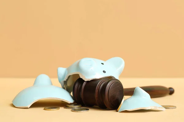 Broken Piggy Bank Dengan Hakim Palu Dan Uang Latar Belakang — Stok Foto