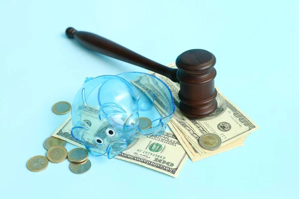 Σπασμένο Πλαστικό Κουμπαρά Δικαστή Γκάβελ Και Χρήματα Μπλε Φόντο Έννοια — Φωτογραφία Αρχείου