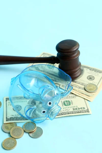 Σπασμένο Πλαστικό Κουμπαρά Δικαστή Γκάβελ Και Χρήματα Μπλε Φόντο Έννοια — Φωτογραφία Αρχείου