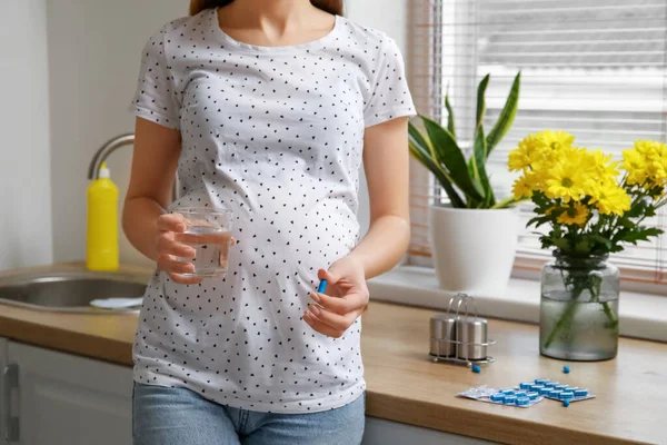 Young Pregnant Woman Glass Water Taking Folic Acid Pill Kitchen — Stock Photo, Image