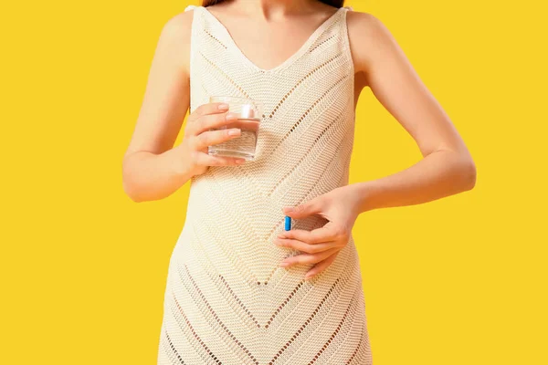 Jonge Zwangere Vrouw Met Glas Water Foliumzuur Pil Gele Achtergrond — Stockfoto