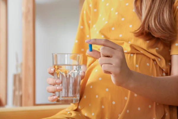 Young Pregnant Woman Glass Water Folic Acid Pill Home Closeup — Stock Photo, Image