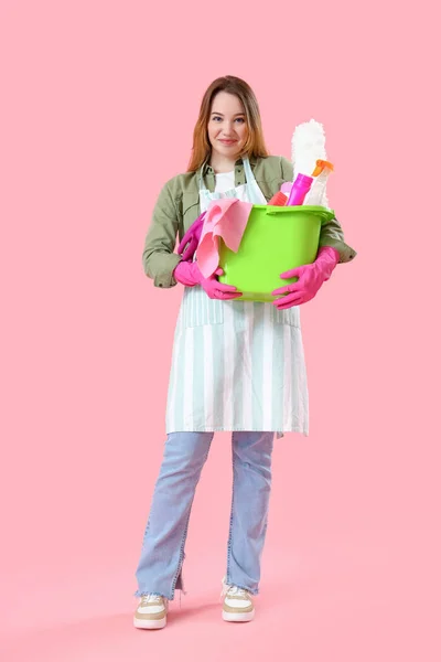 Молодая Женщина Чистящими Средствами Розовом Фоне — стоковое фото