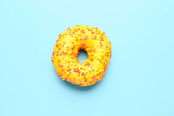 Сладкий Пончик Голубом Фоне — стоковое фото
