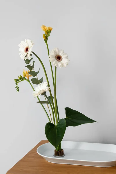 Piękna Ikebana Stole Przy Jasnej Ścianie — Zdjęcie stockowe