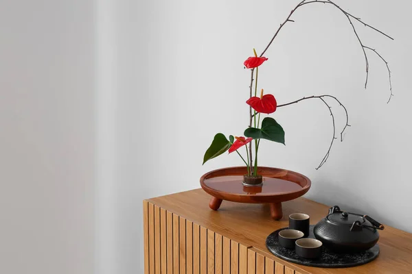 Όμορφη Ikebana Τσαγιέρα Και Φλιτζάνια Συρταριέρα Στο Δωμάτιο — Φωτογραφία Αρχείου
