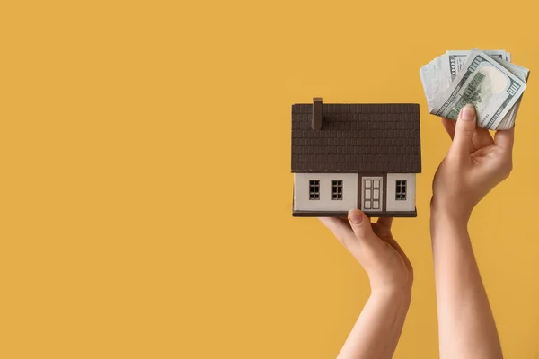 Mujer Con Dinero Modelo Casa Sobre Fondo Amarillo —  Fotos de Stock