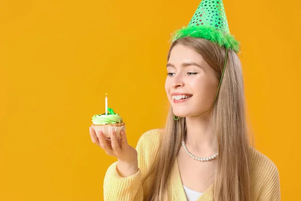 Junge Frau Mit Geburtstagstorte Auf Gelbem Hintergrund Nahaufnahme — Stockfoto