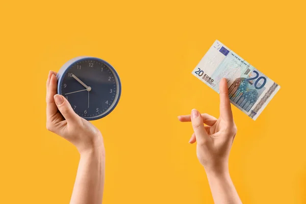 Mulher Com Nota Euro Relógio Sobre Fundo Amarelo — Fotografia de Stock