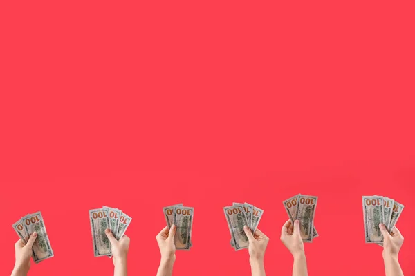 Femmes Avec Des Billets Dollars Sur Fond Rouge — Photo