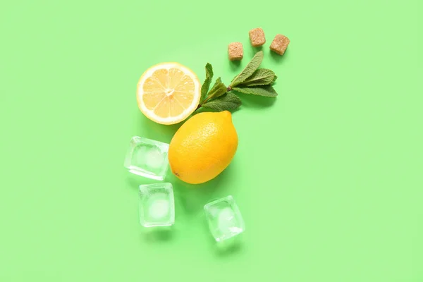 Дозріти Лимон Ятою Кубиками Льоду Цукром Зеленому Фоні — стокове фото