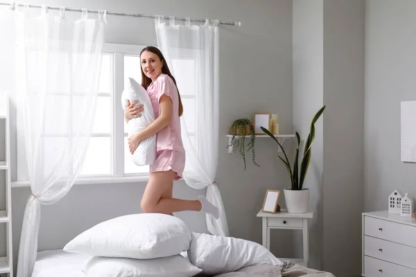 Mujer Joven Bonita Con Almohada Suave Dormitorio —  Fotos de Stock