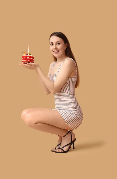 Vacker Ung Kvinna Med God Födelsedagstårta Beige Bakgrund — Stockfoto
