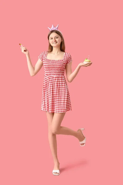Mooie Jonge Vrouw Met Verjaardagstaart Lawaaierige Roze Achtergrond — Stockfoto