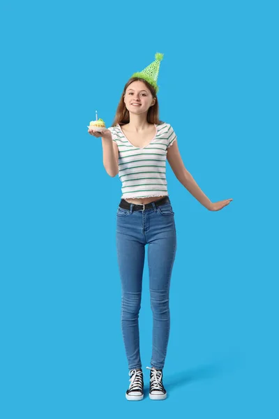 Hübsche Junge Frau Mit Geburtstagstorte Auf Blauem Hintergrund — Stockfoto