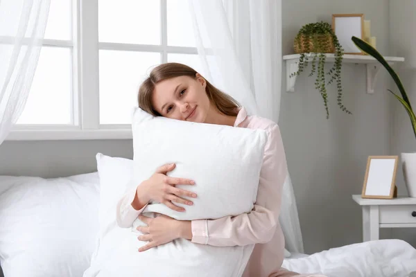 Morgen Der Hübschen Jungen Frau Mit Weichem Kissen Bett — Stockfoto