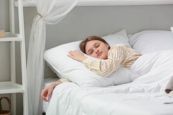 Πρωί Της Όμορφης Νεαρής Γυναίκας Που Κοιμάται Μαλακό Κρεβάτι — Φωτογραφία Αρχείου