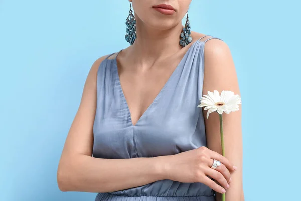 Mulher Bonita Com Jóias Elegantes Flor Perto Parede Azul — Fotografia de Stock
