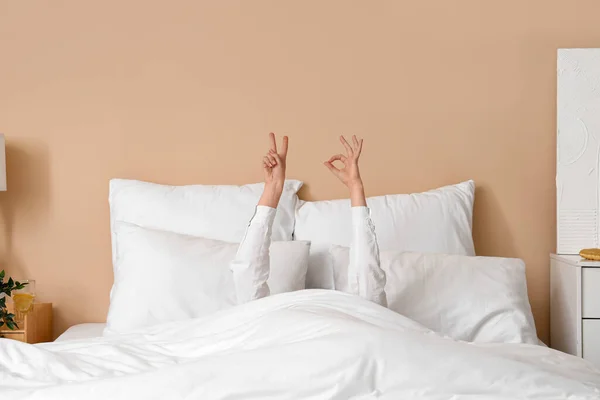 Morning Young Woman Showing Victory Gesture Bed — Stock Photo, Image