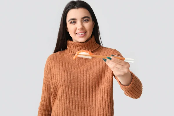Mujer Joven Con Sushi Sobre Fondo Claro — Foto de Stock