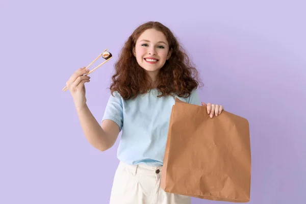 Jonge Vrouw Met Sushi Roll Papieren Zak Lila Achtergrond — Stockfoto