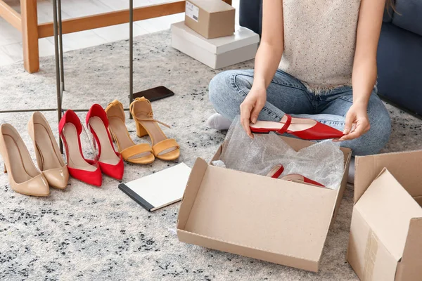 Молода Жінка Упаковка Посилки Клієнта Взуттям Вдома — стокове фото