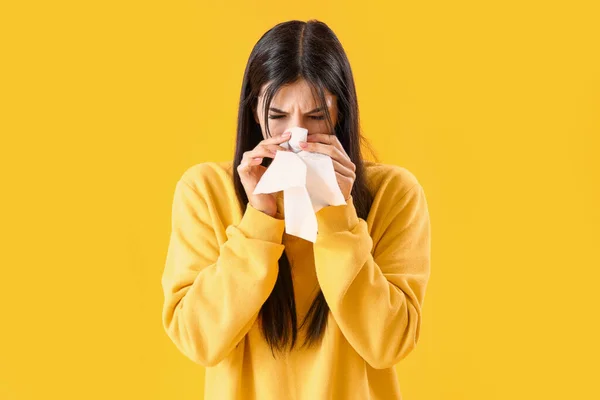 Jovem Alérgica Com Espirros Tecido Fundo Amarelo — Fotografia de Stock